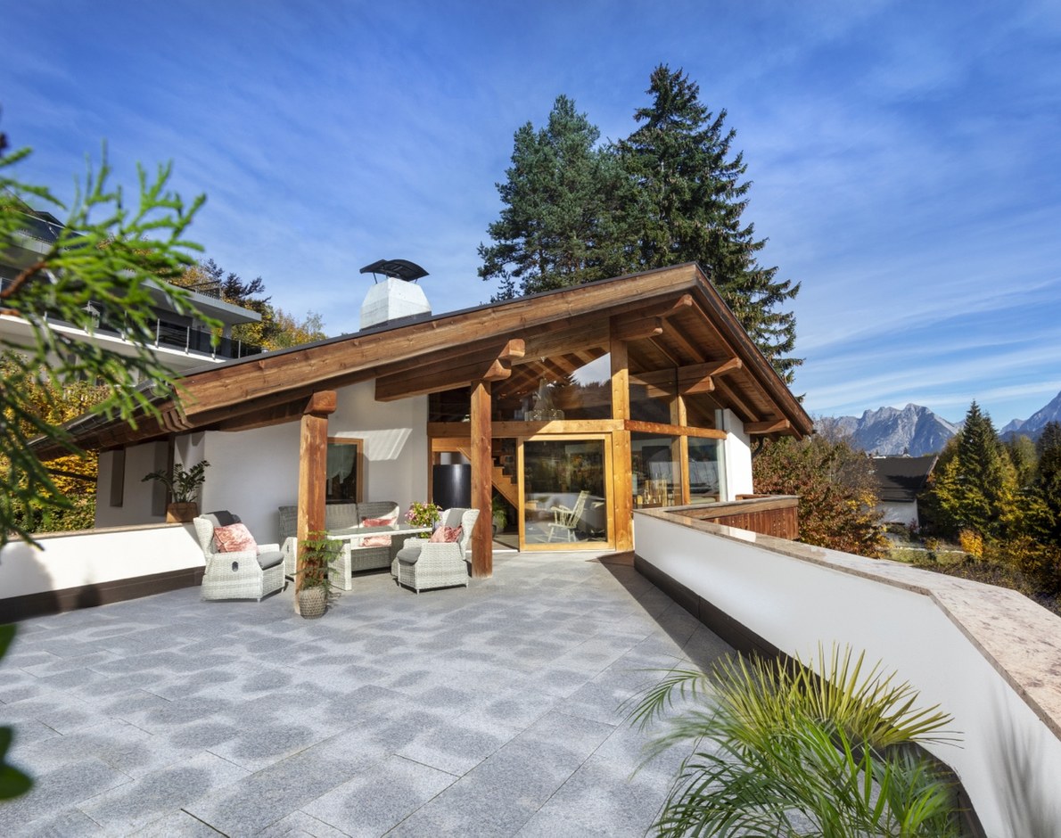 Sonnenterrasse des Chalets mit Bergblick